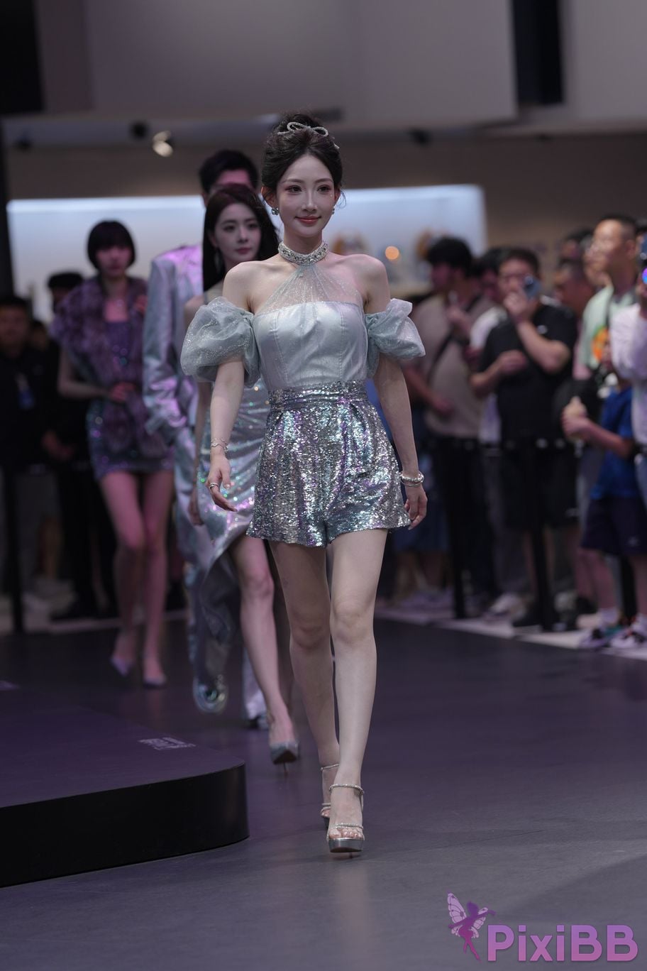 Featured Street Photography Works No.5990 Beautiful model at Fang Leopard booth PixiBB.COM 150