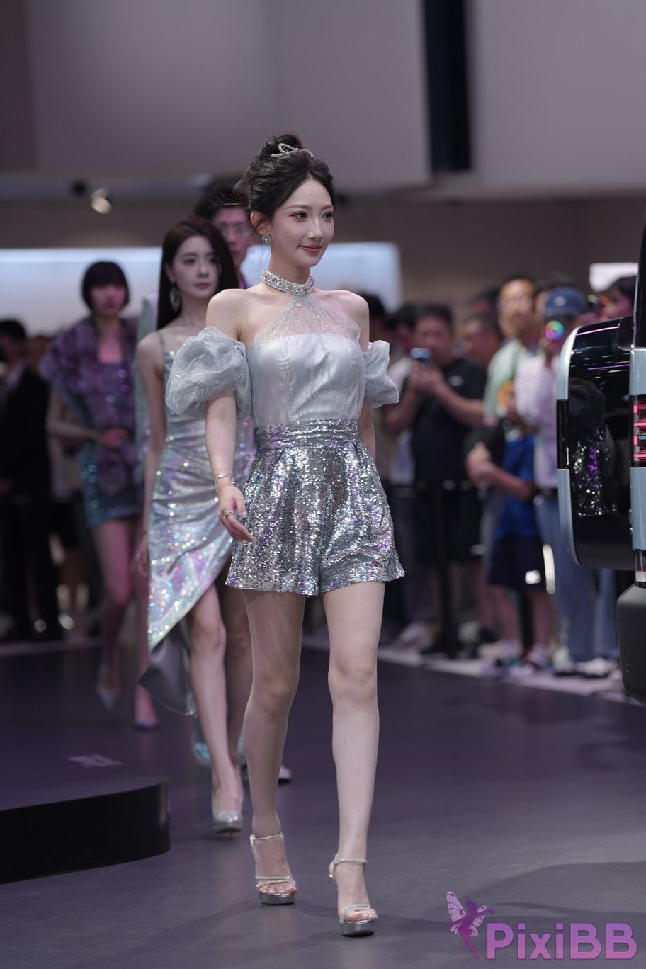 Featured Street Photography Works No.5990 Beautiful model at Fang Leopard booth PixiBB.COM 151