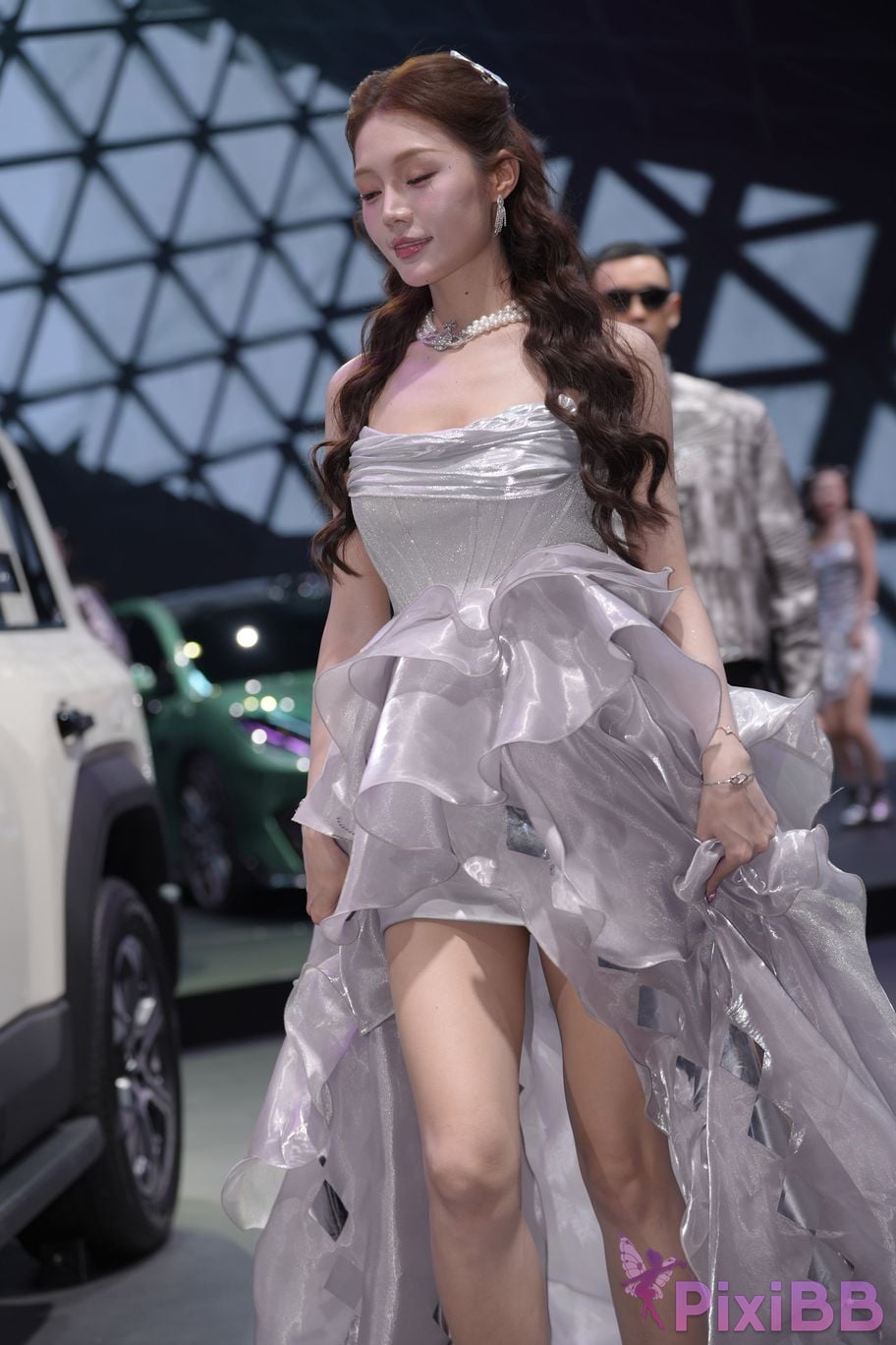 Featured Street Photography Works No.5990 Beautiful model at Fang Leopard booth PixiBB.COM 153