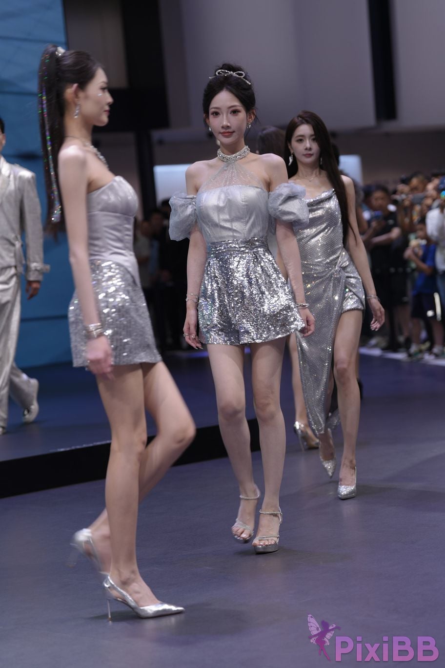 Featured Street Photography Works No.5990 Beautiful model at Fang Leopard booth PixiBB.COM 174