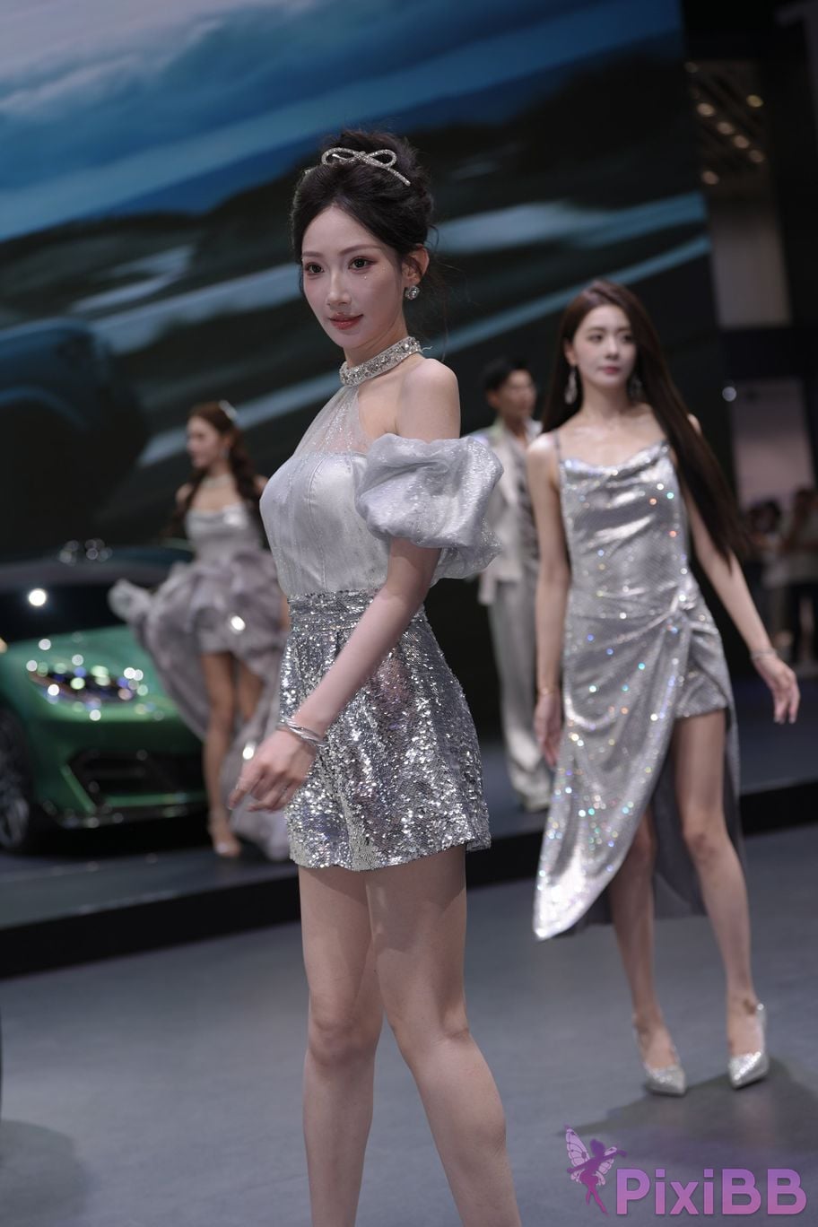 Featured Street Photography Works No.5990 Beautiful model at Fang Leopard booth PixiBB.COM 182