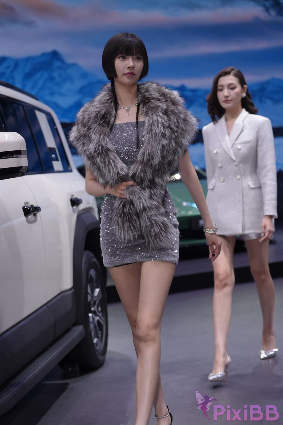 Featured Street Photography Works No.5990 Beautiful model at Fang Leopard booth PixiBB.COM 190