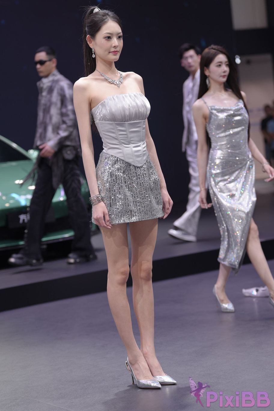 Featured Street Photography Works No.5990 Beautiful model at Fang Leopard booth PixiBB.COM 196