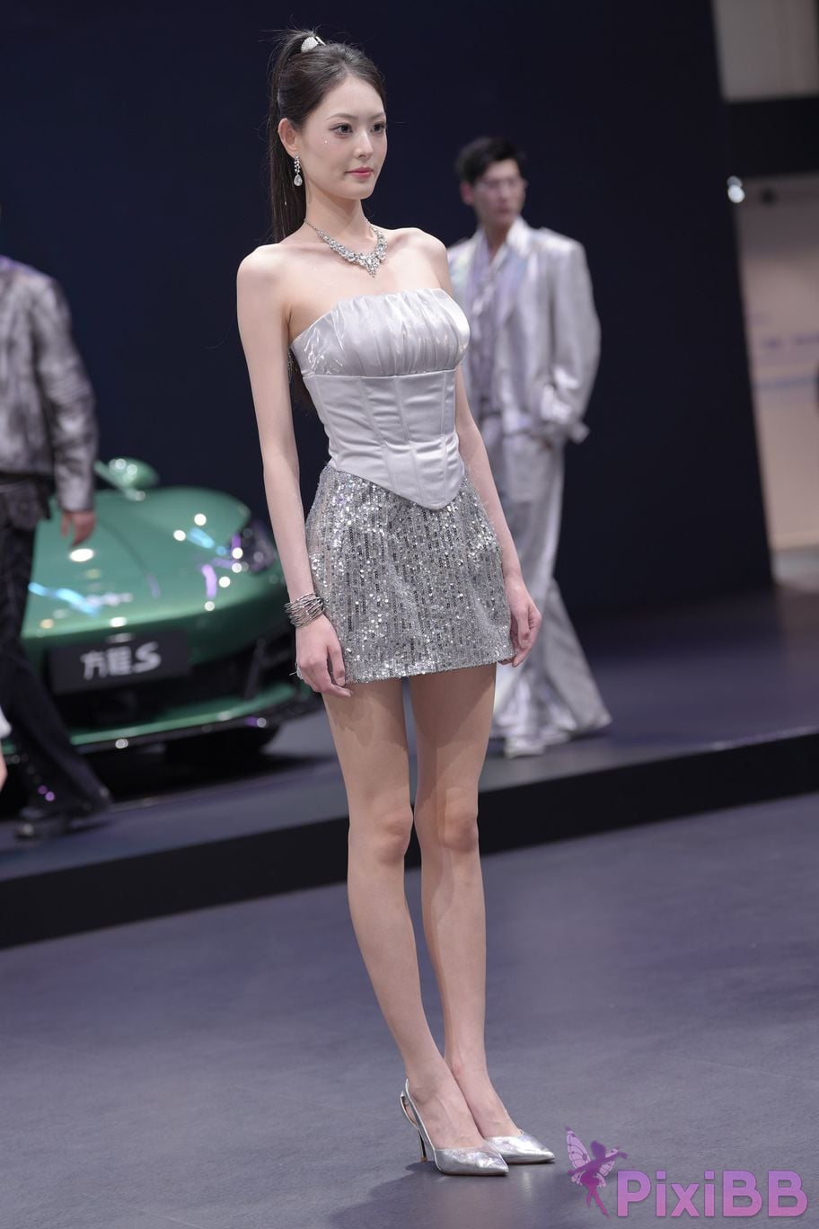 Featured Street Photography Works No.5990 Beautiful model at Fang Leopard booth PixiBB.COM 197