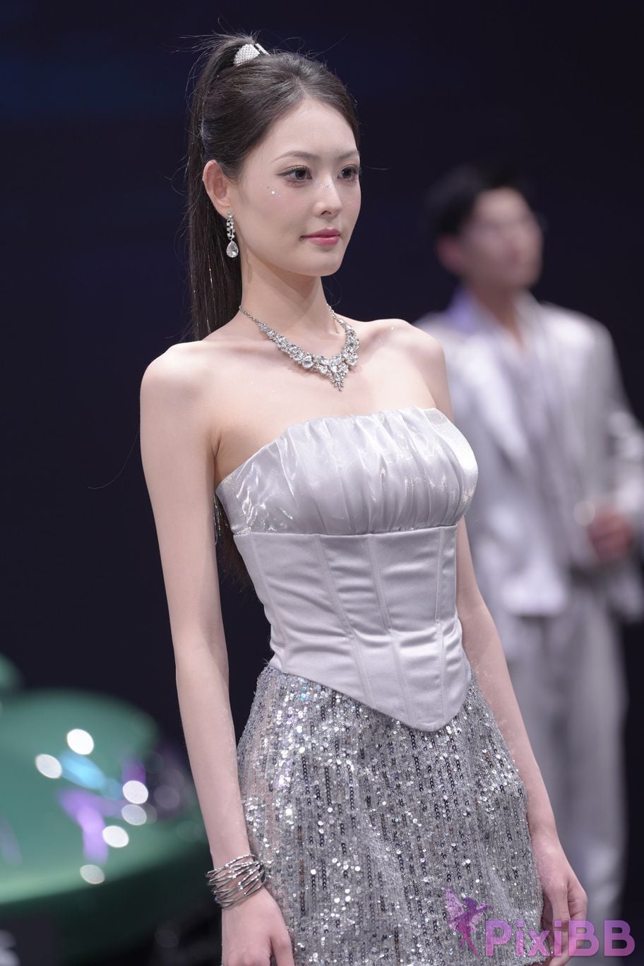 Featured Street Photography Works No.5990 Beautiful model at Fang Leopard booth PixiBB.COM 198
