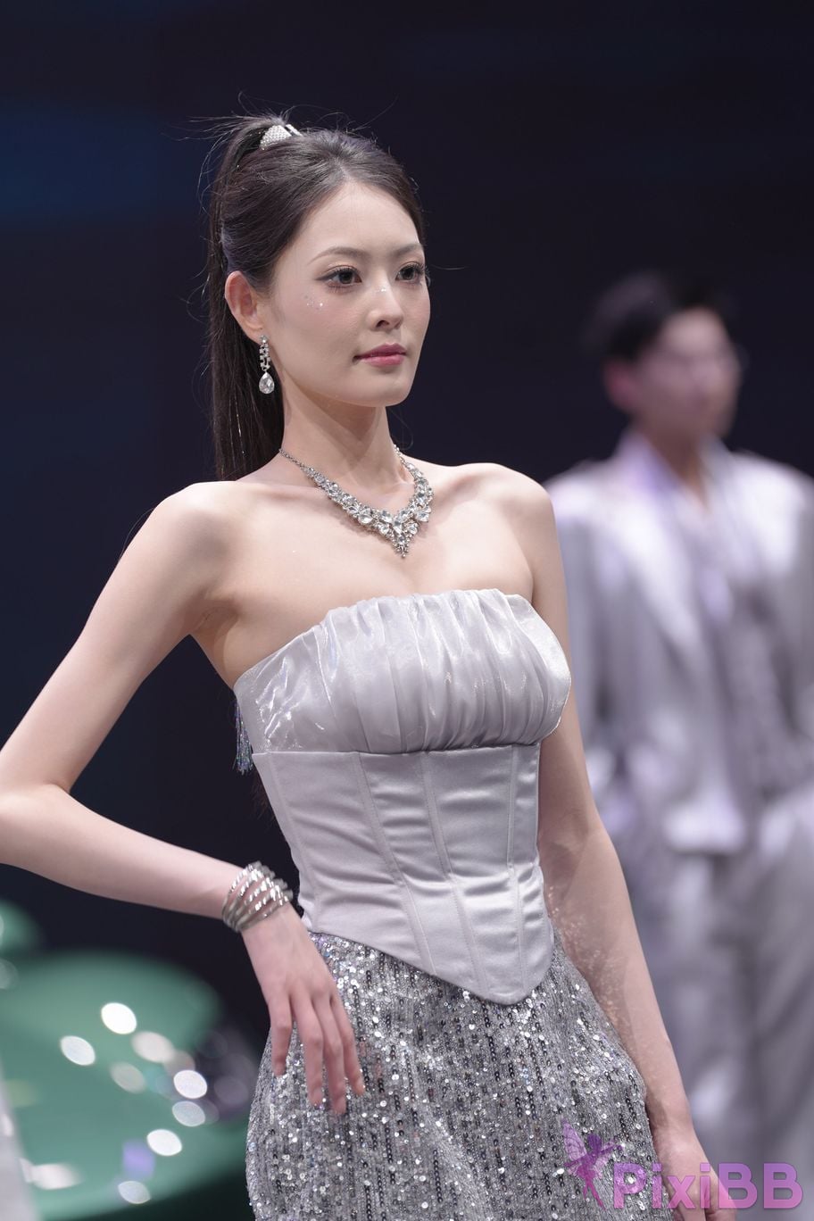Featured Street Photography Works No.5990 Beautiful model at Fang Leopard booth PixiBB.COM 199