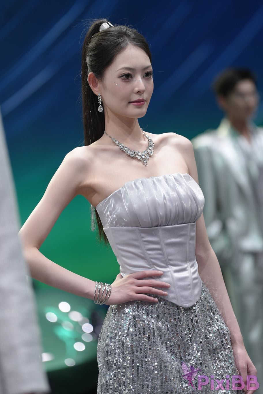 Featured Street Photography Works No.5990 Beautiful model at Fang Leopard booth PixiBB.COM 200