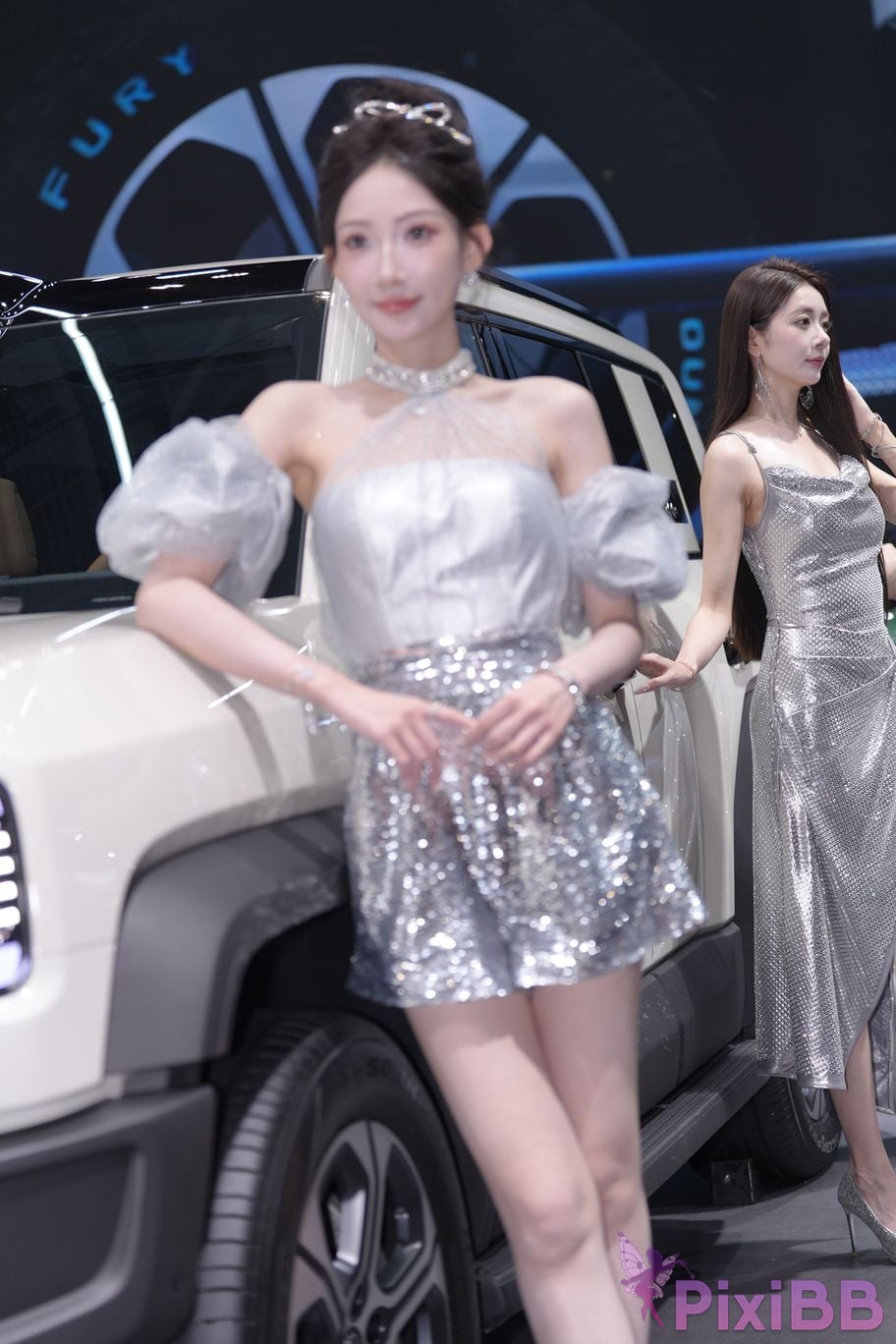 Featured Street Photography Works No.5990 Beautiful model at Fang Leopard booth PixiBB.COM 207