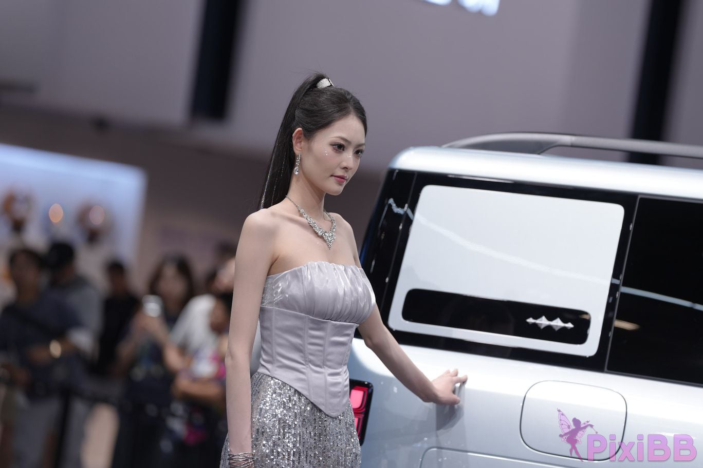 Featured Street Photography Works No.5990 Beautiful model at Fang Leopard booth PixiBB.COM 229
