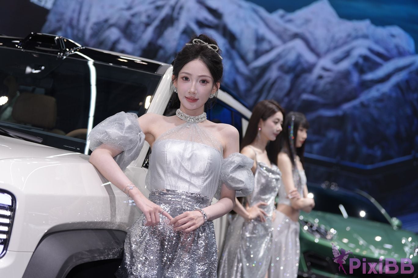 Featured Street Photography Works No.5990 Beautiful model at Fang Leopard booth PixiBB.COM 240