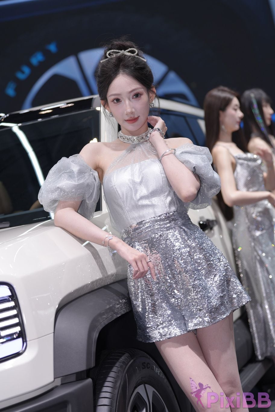 Featured Street Photography Works No.5990 Beautiful model at Fang Leopard booth PixiBB.COM 255