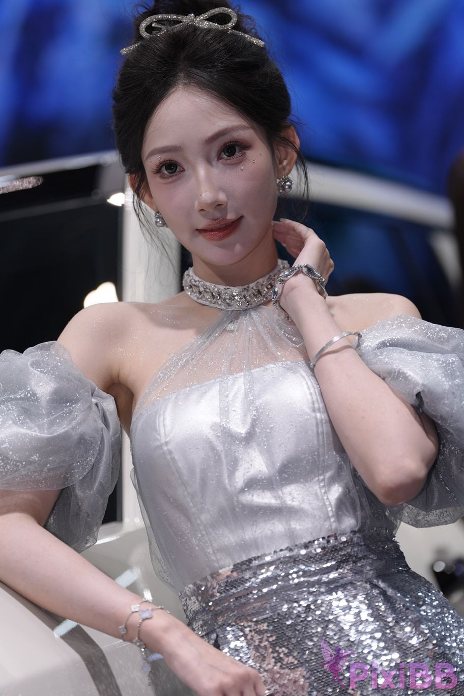 Featured Street Photography Works No.5990 Beautiful model at Fang Leopard booth PixiBB.COM 256