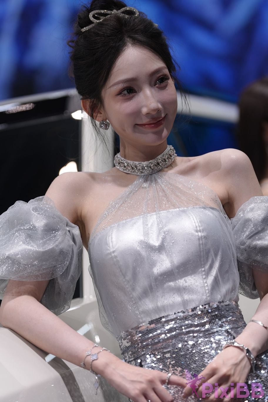 Featured Street Photography Works No.5990 Beautiful model at Fang Leopard booth PixiBB.COM 265