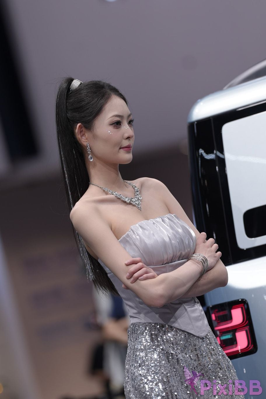 Featured Street Photography Works No.5990 Beautiful model at Fang Leopard booth PixiBB.COM 280