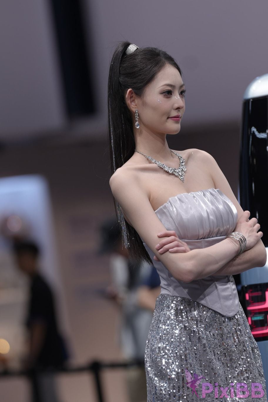 Featured Street Photography Works No.5990 Beautiful model at Fang Leopard booth PixiBB.COM 285