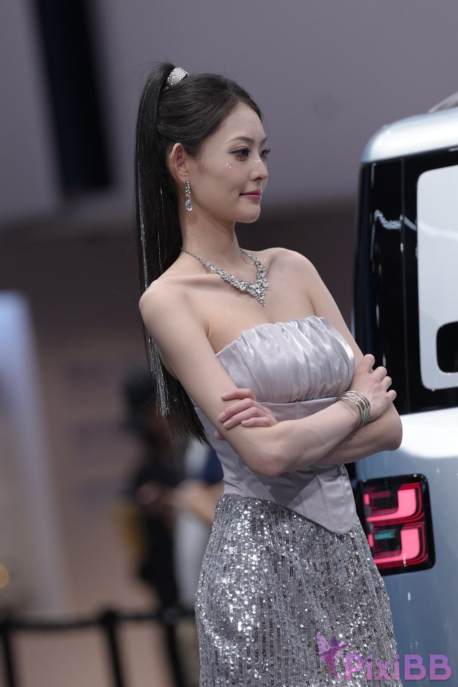 Featured Street Photography Works No.5990 Beautiful model at Fang Leopard booth PixiBB.COM 286