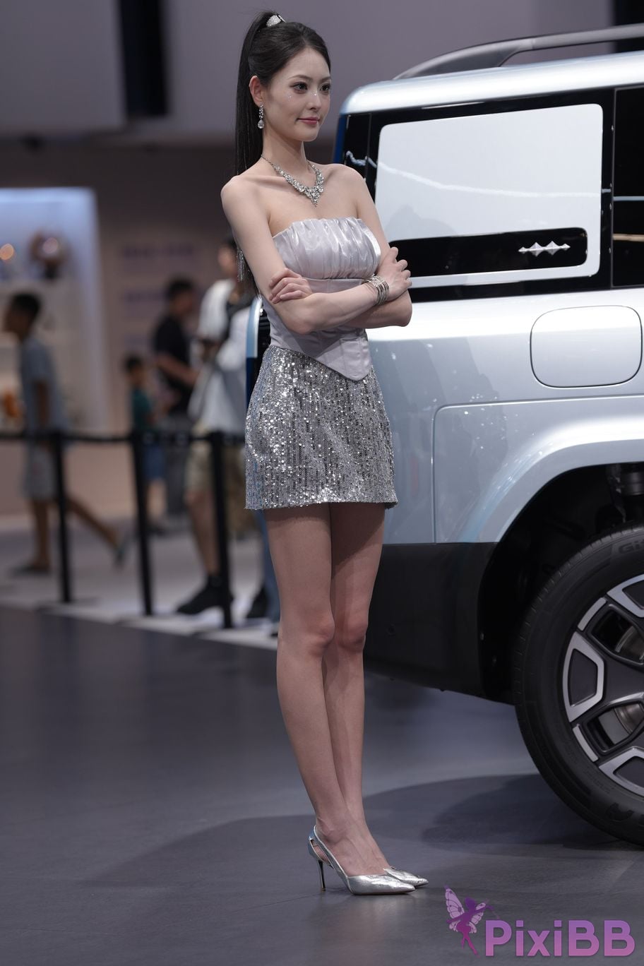 Featured Street Photography Works No.5990 Beautiful model at Fang Leopard booth PixiBB.COM 302