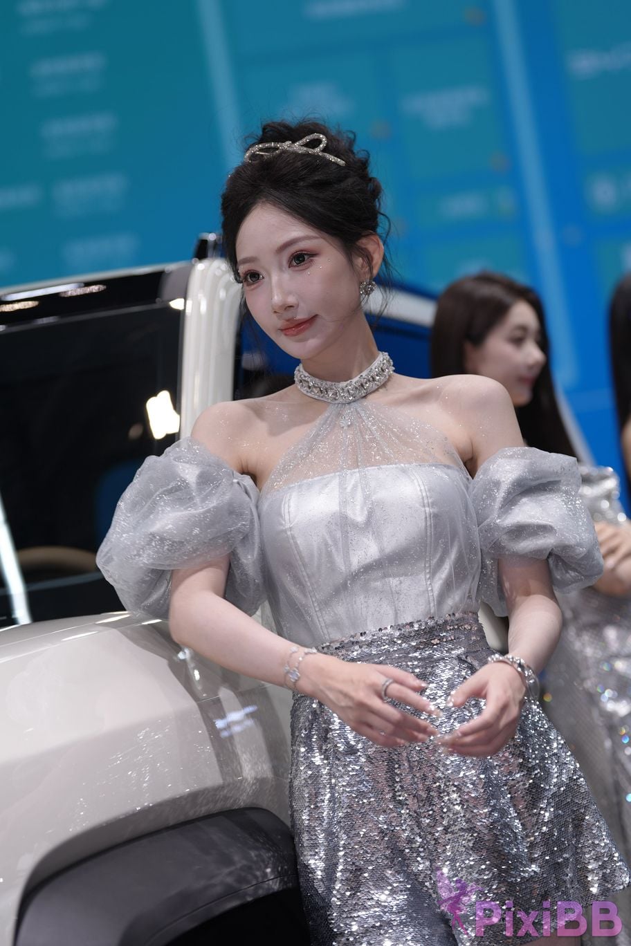 Featured Street Photography Works No.5990 Beautiful model at Fang Leopard booth PixiBB.COM 304