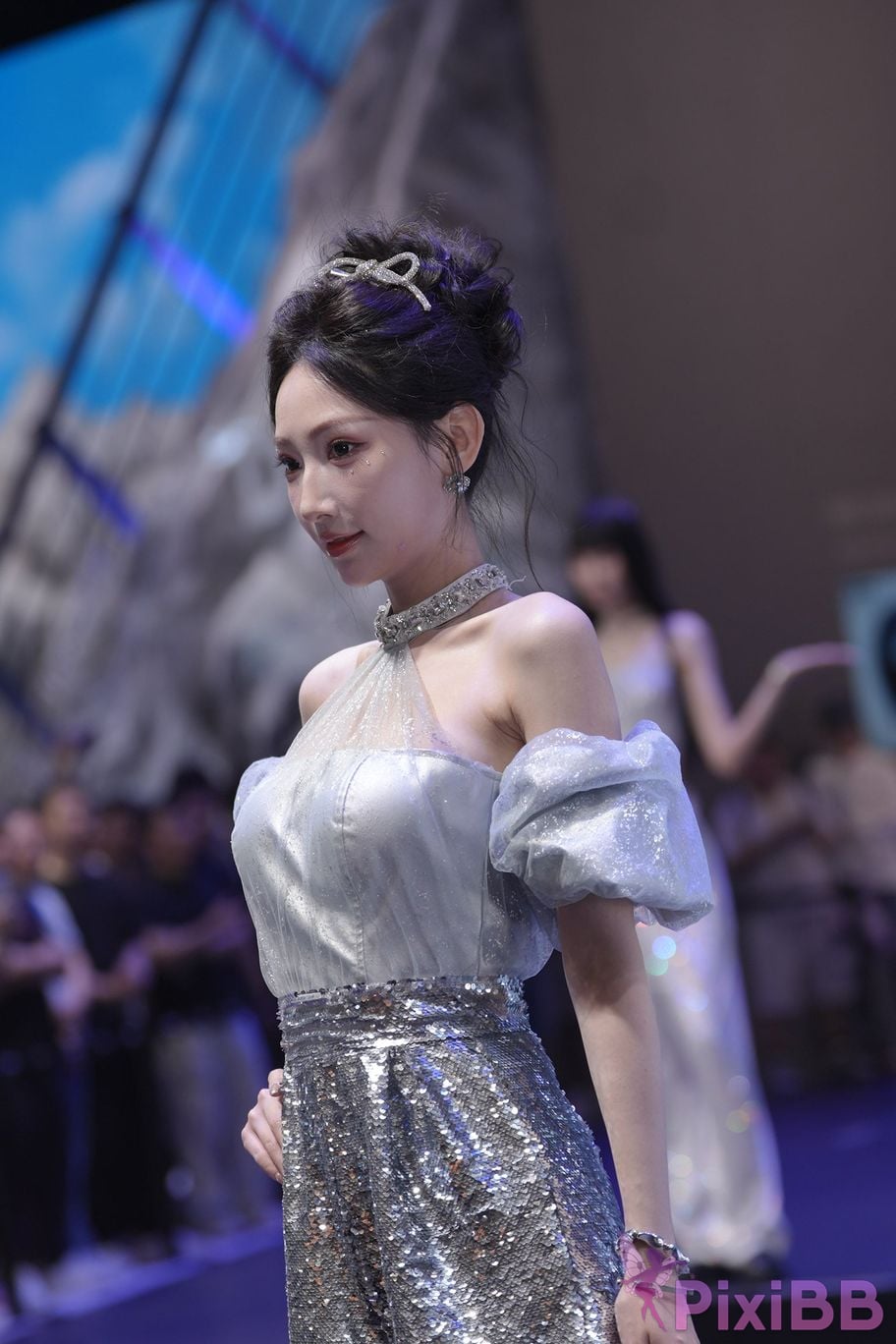 Featured Street Photography Works No.5990 Beautiful model at Fang Leopard booth PixiBB.COM 319