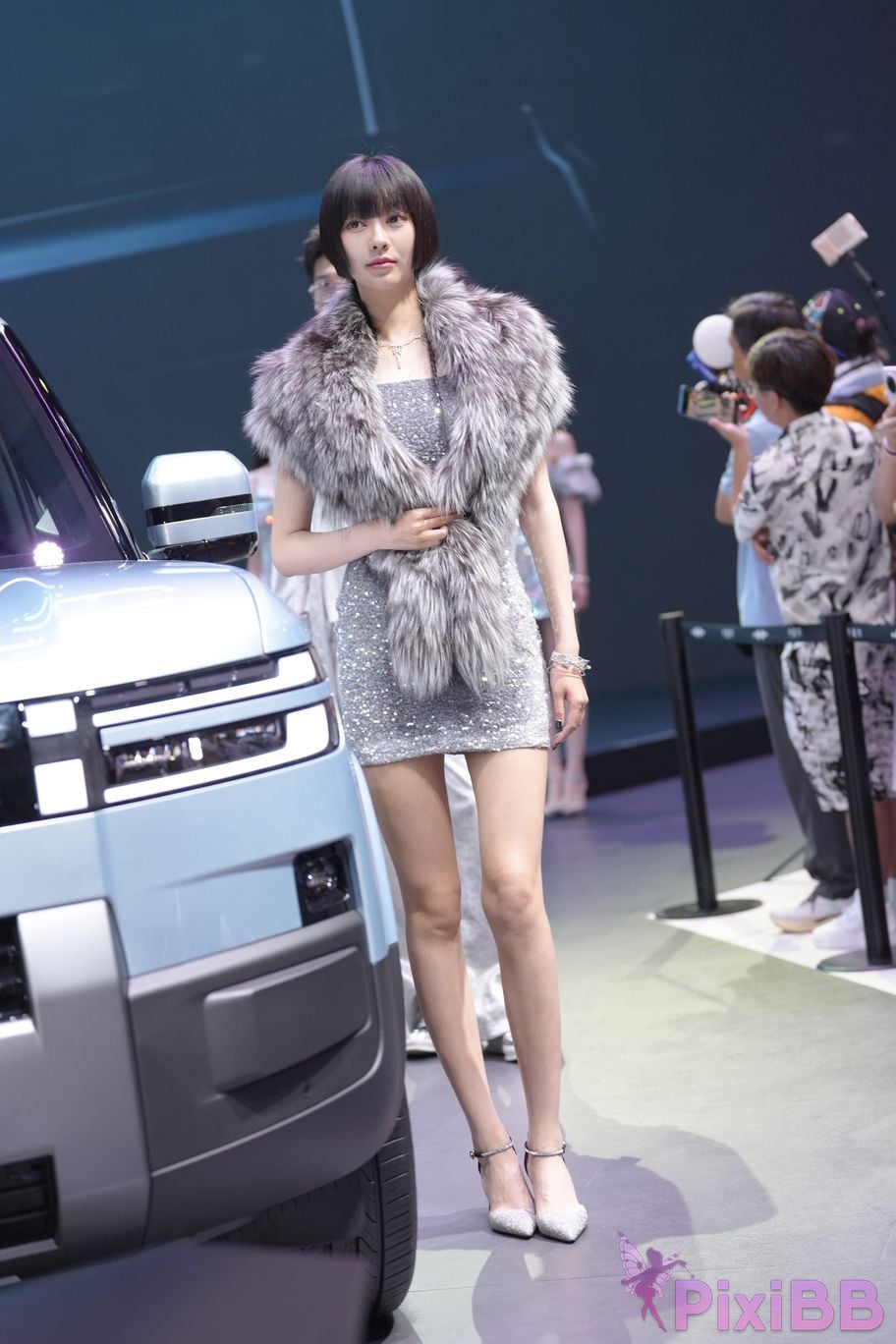 Featured Street Photography Works No.5990 Beautiful model at Fang Leopard booth PixiBB.COM 325