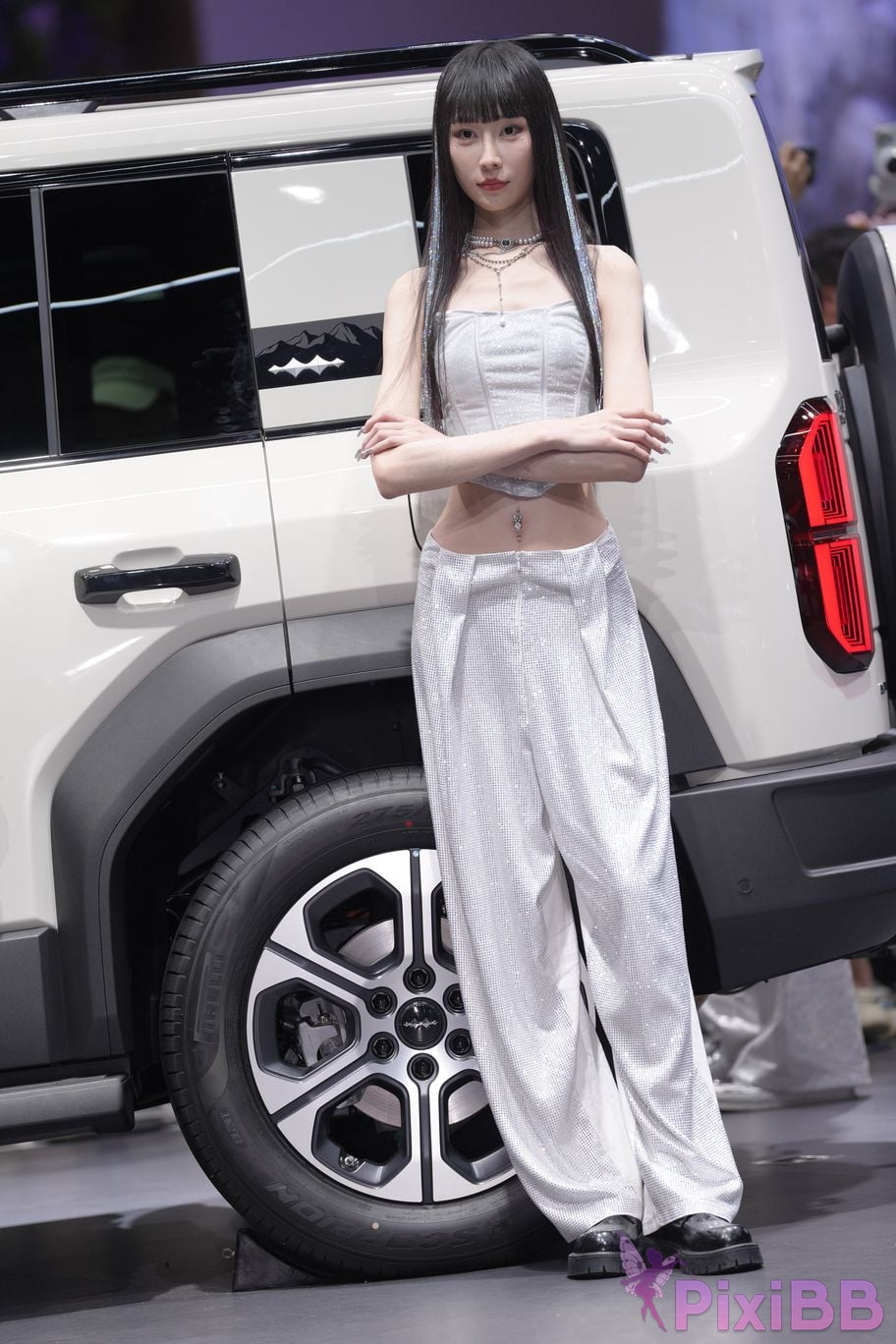 Featured Street Photography Works No.5990 Beautiful model at Fang Leopard booth PixiBB.COM 335