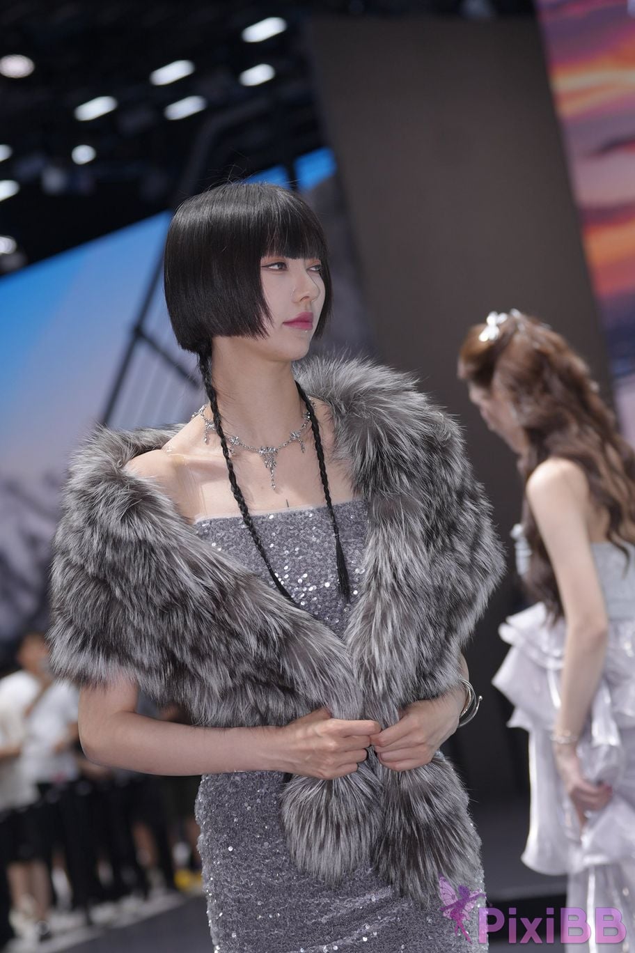 Featured Street Photography Works No.5990 Beautiful model at Fang Leopard booth PixiBB.COM 345