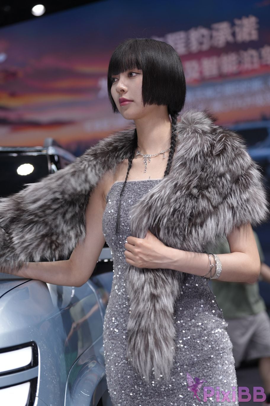Featured Street Photography Works No.5990 Beautiful model at Fang Leopard booth PixiBB.COM 352