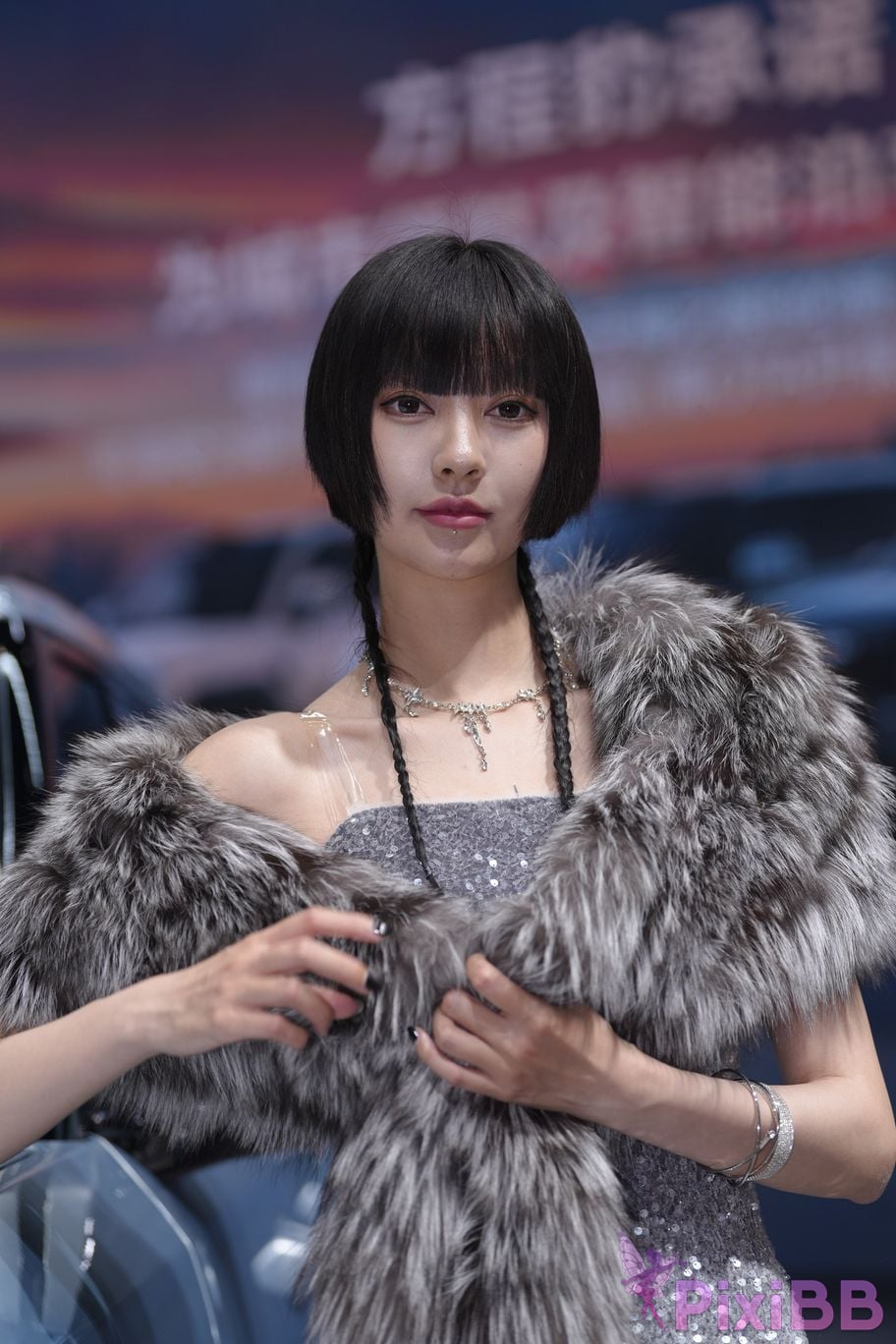 Featured Street Photography Works No.5990 Beautiful model at Fang Leopard booth PixiBB.COM 354