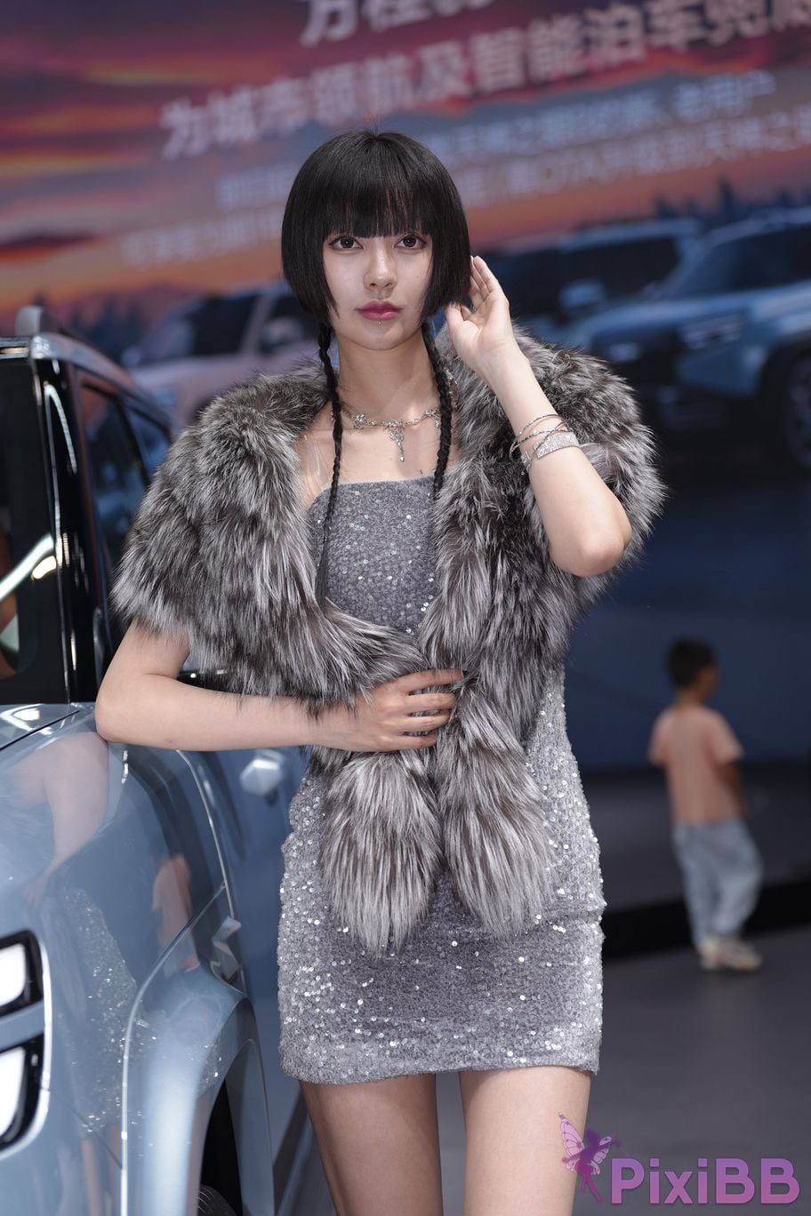 Featured Street Photography Works No.5990 Beautiful model at Fang Leopard booth PixiBB.COM 365