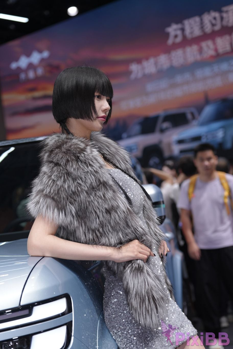 Featured Street Photography Works No.5990 Beautiful model at Fang Leopard booth PixiBB.COM 380