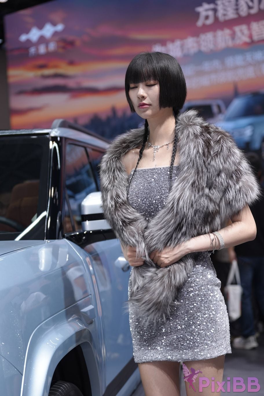 Featured Street Photography Works No.5990 Beautiful model at Fang Leopard booth PixiBB.COM 391
