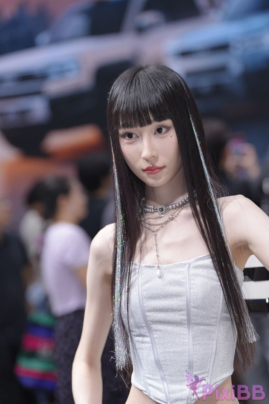 Featured Street Photography Works No.5990 Beautiful model at Fang Leopard booth PixiBB.COM 397