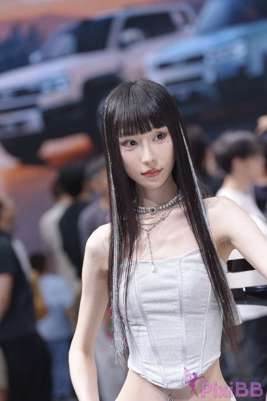 Featured Street Photography Works No.5990 Beautiful model at Fang Leopard booth PixiBB.COM 398