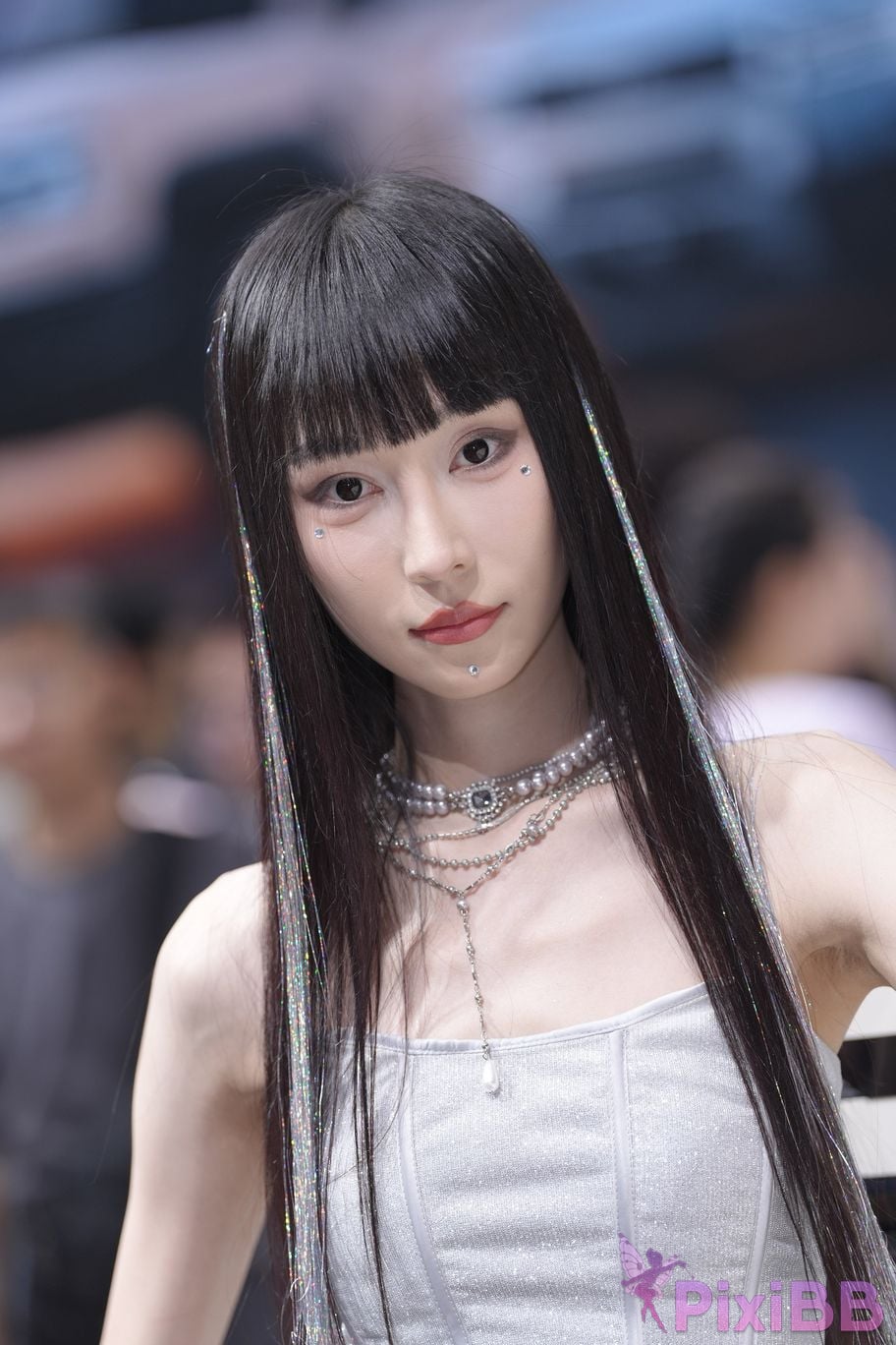 Featured Street Photography Works No.5990 Beautiful model at Fang Leopard booth PixiBB.COM 399