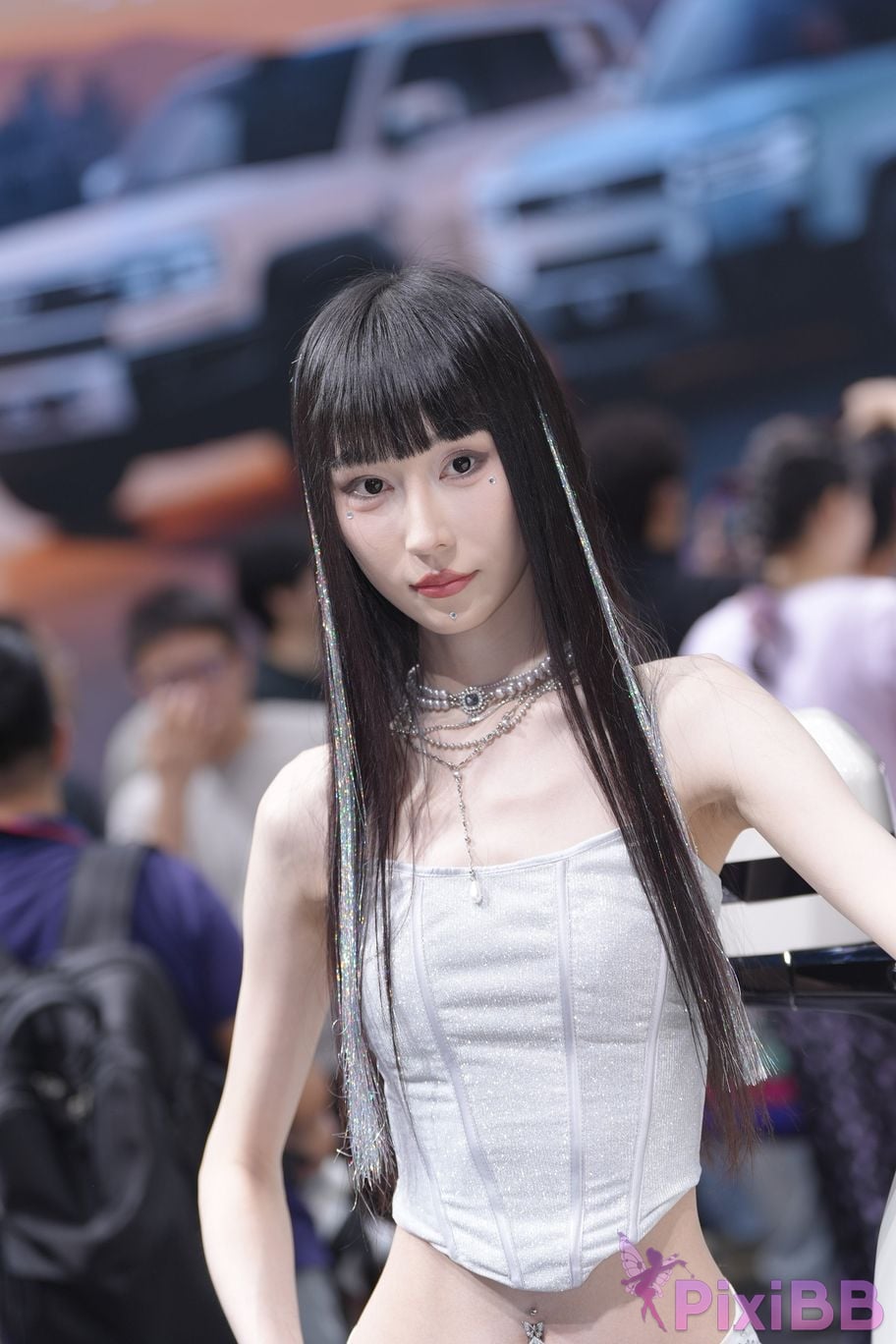 Featured Street Photography Works No.5990 Beautiful model at Fang Leopard booth PixiBB.COM 400