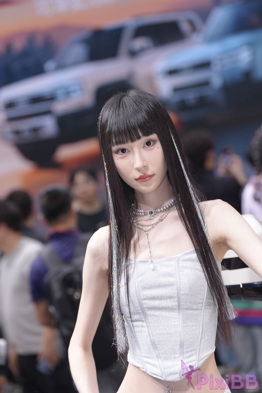 Featured Street Photography Works No.5990 Beautiful model at Fang Leopard booth PixiBB.COM 401