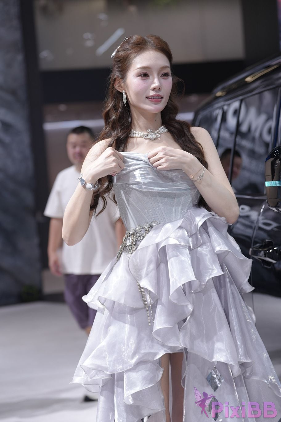 Featured Street Photography Works No.5990 Beautiful model at Fang Leopard booth PixiBB.COM 403