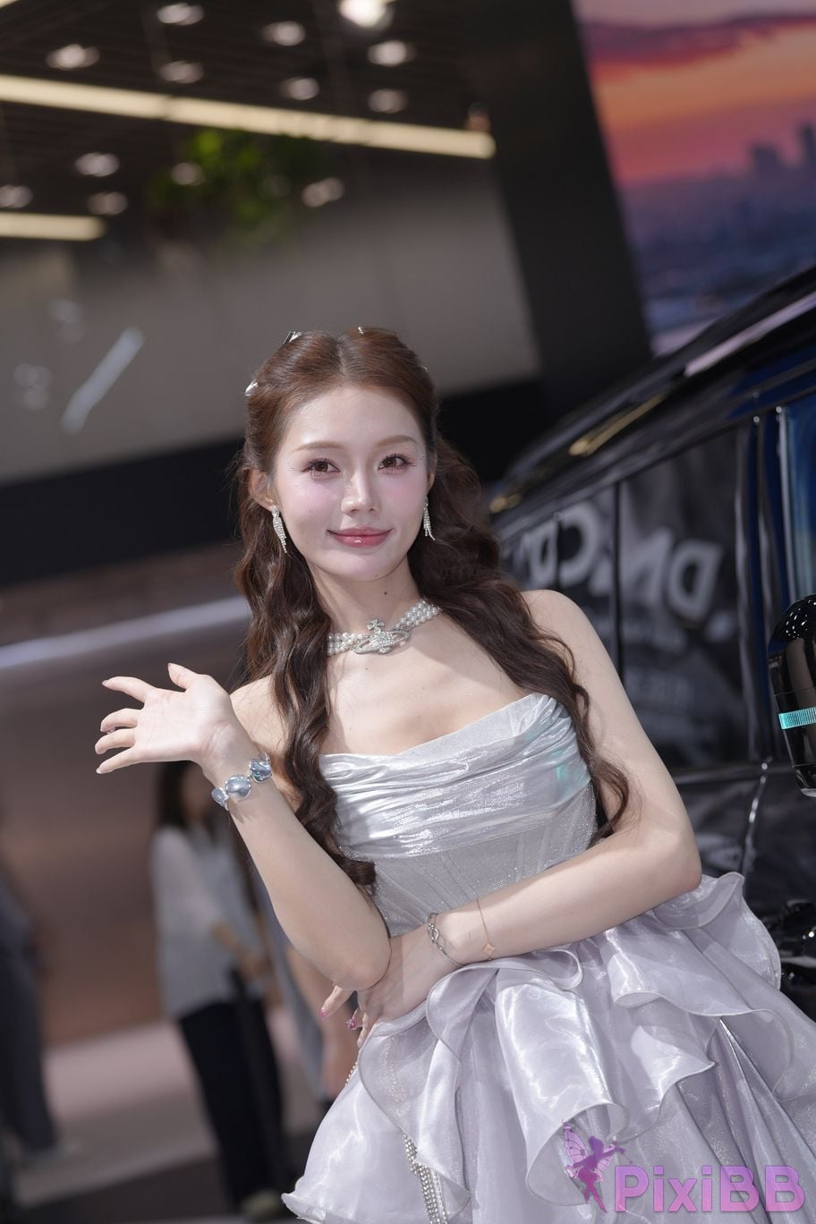Featured Street Photography Works No.5990 Beautiful model at Fang Leopard booth PixiBB.COM 412