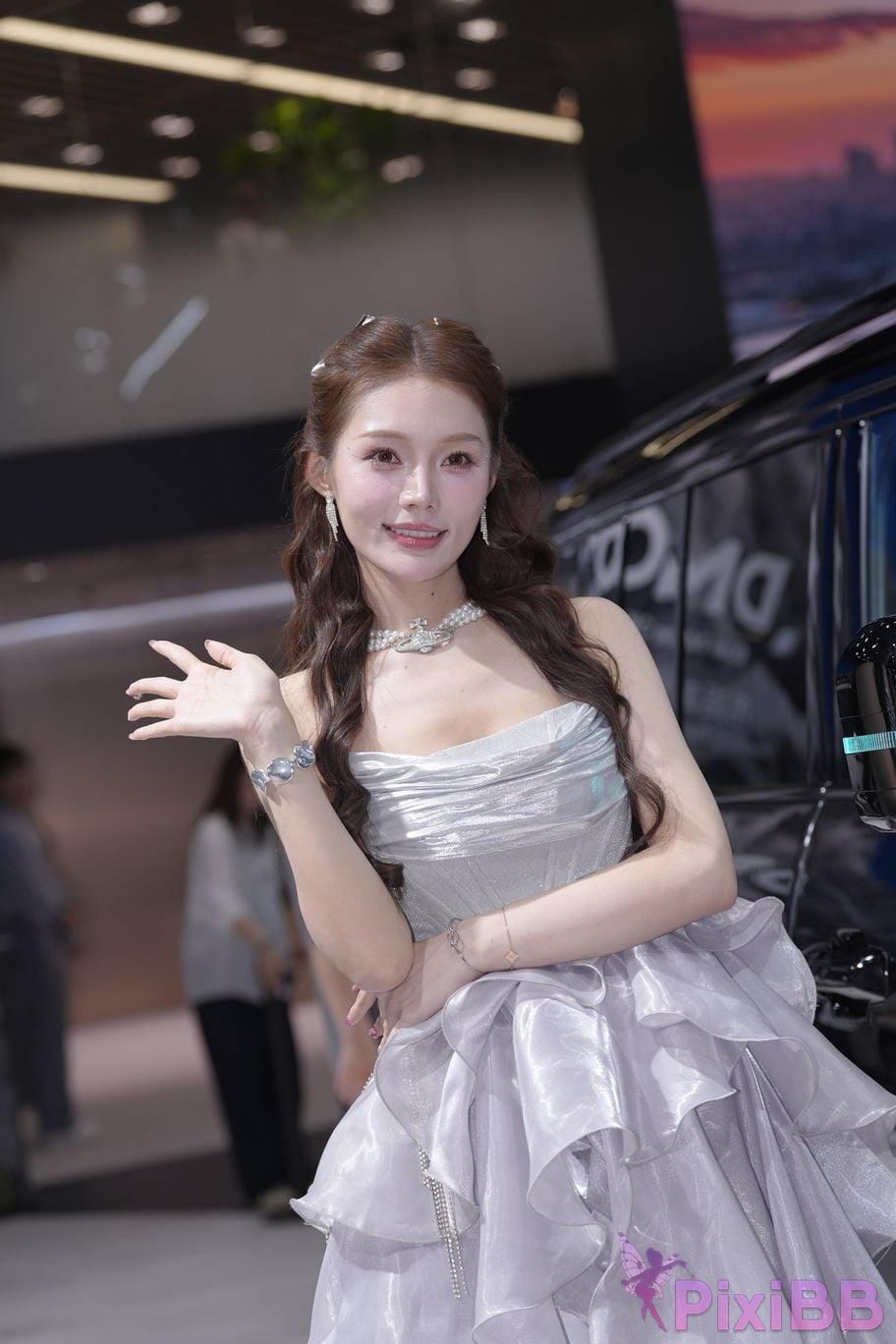Featured Street Photography Works No.5990 Beautiful model at Fang Leopard booth PixiBB.COM 413