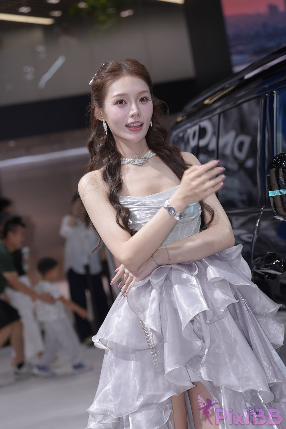 Featured Street Photography Works No.5990 Beautiful model at Fang Leopard booth PixiBB.COM 414