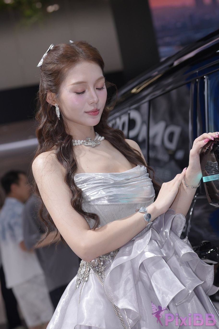Featured Street Photography Works No.5990 Beautiful model at Fang Leopard booth PixiBB.COM 429