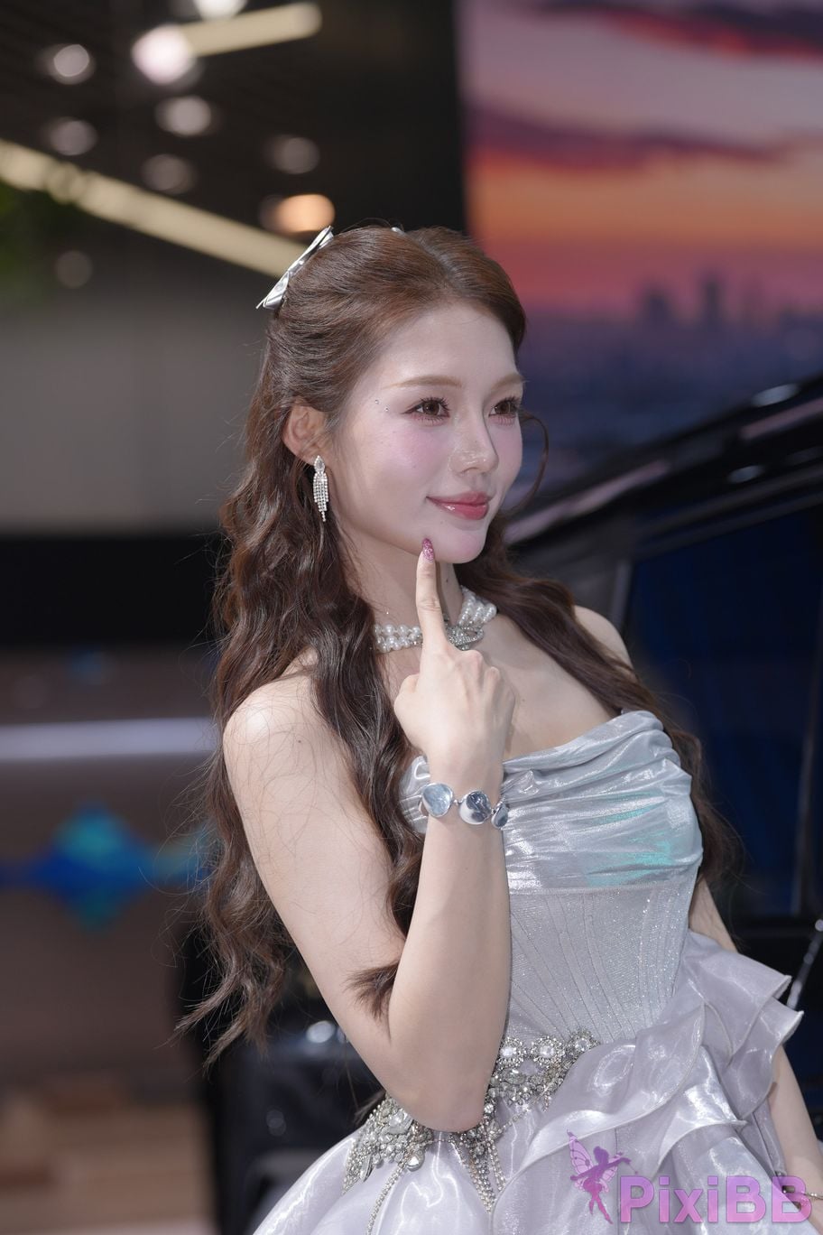 Featured Street Photography Works No.5990 Beautiful model at Fang Leopard booth PixiBB.COM 472