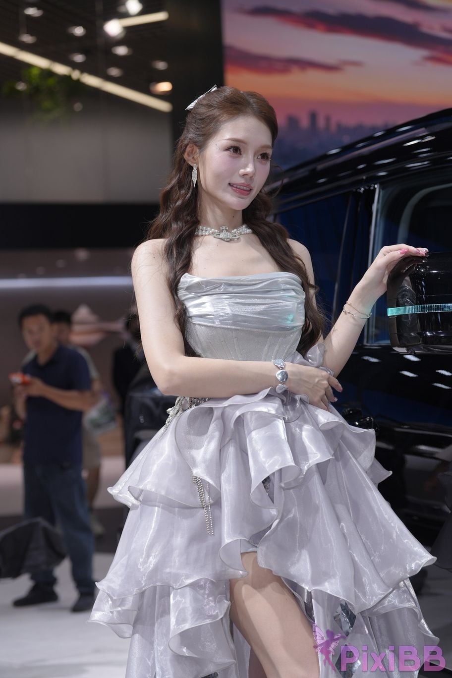 Featured Street Photography Works No.5990 Beautiful model at Fang Leopard booth PixiBB.COM 480