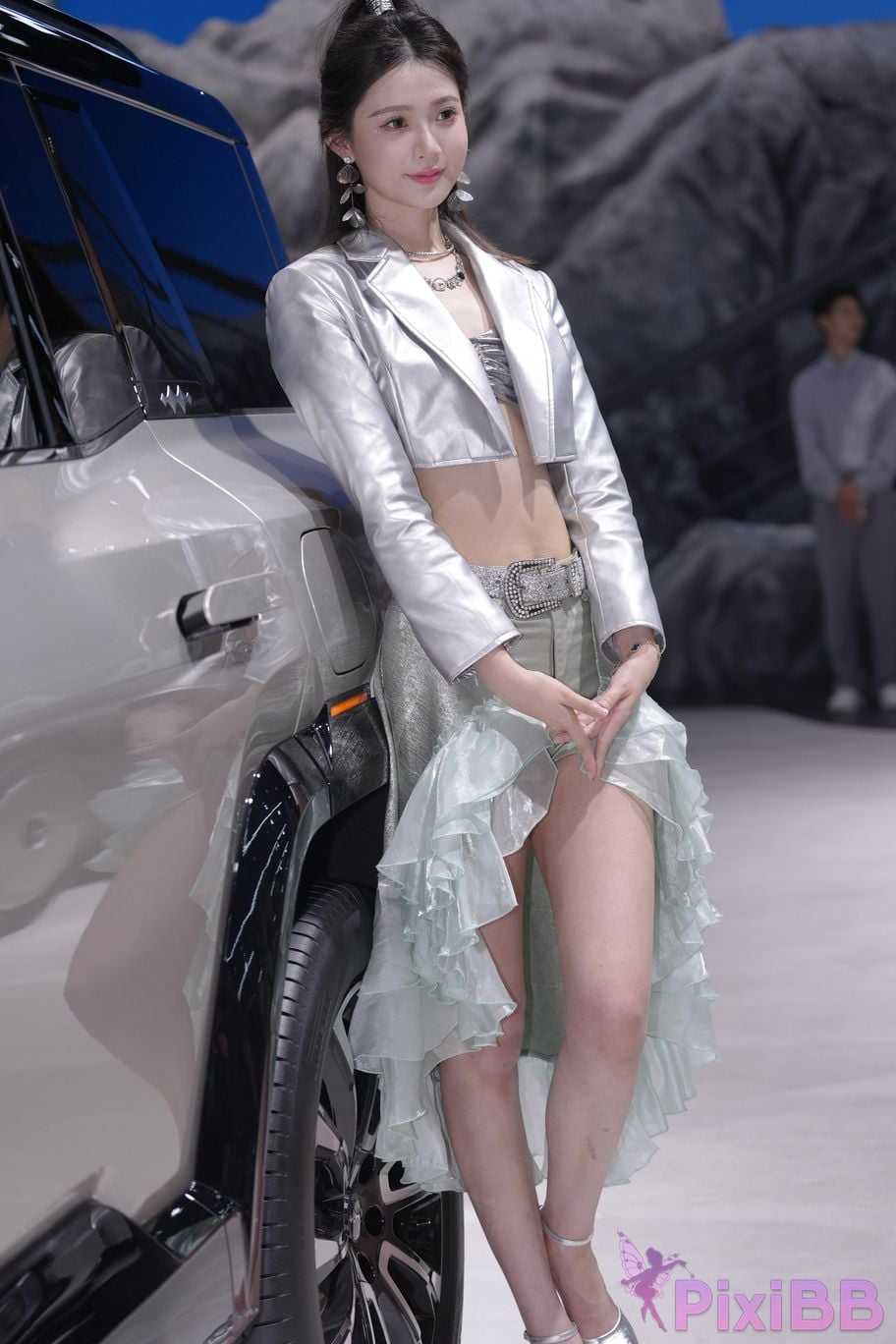 Featured Street Photography Works No.5990 Beautiful model at Fang Leopard booth PixiBB.COM 500