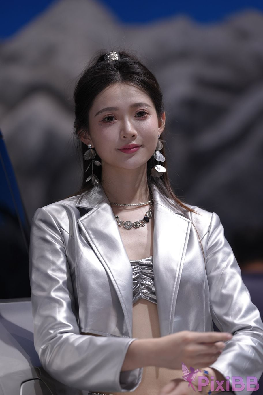 Featured Street Photography Works No.5990 Beautiful model at Fang Leopard booth PixiBB.COM 510