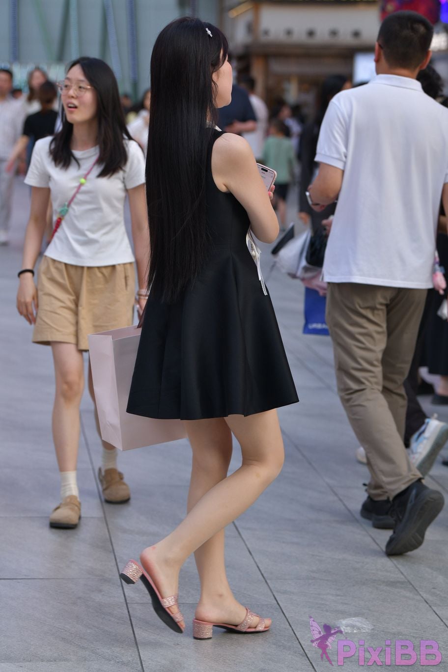 Featured Street Photography Works No.5994 Ultra thin silk slippers black dress PixiBB.COM 001