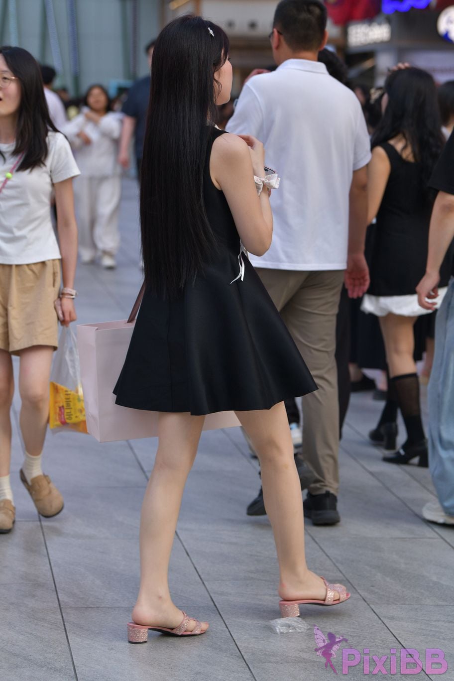 Featured Street Photography Works No.5994 Ultra thin silk slippers black dress PixiBB.COM 002