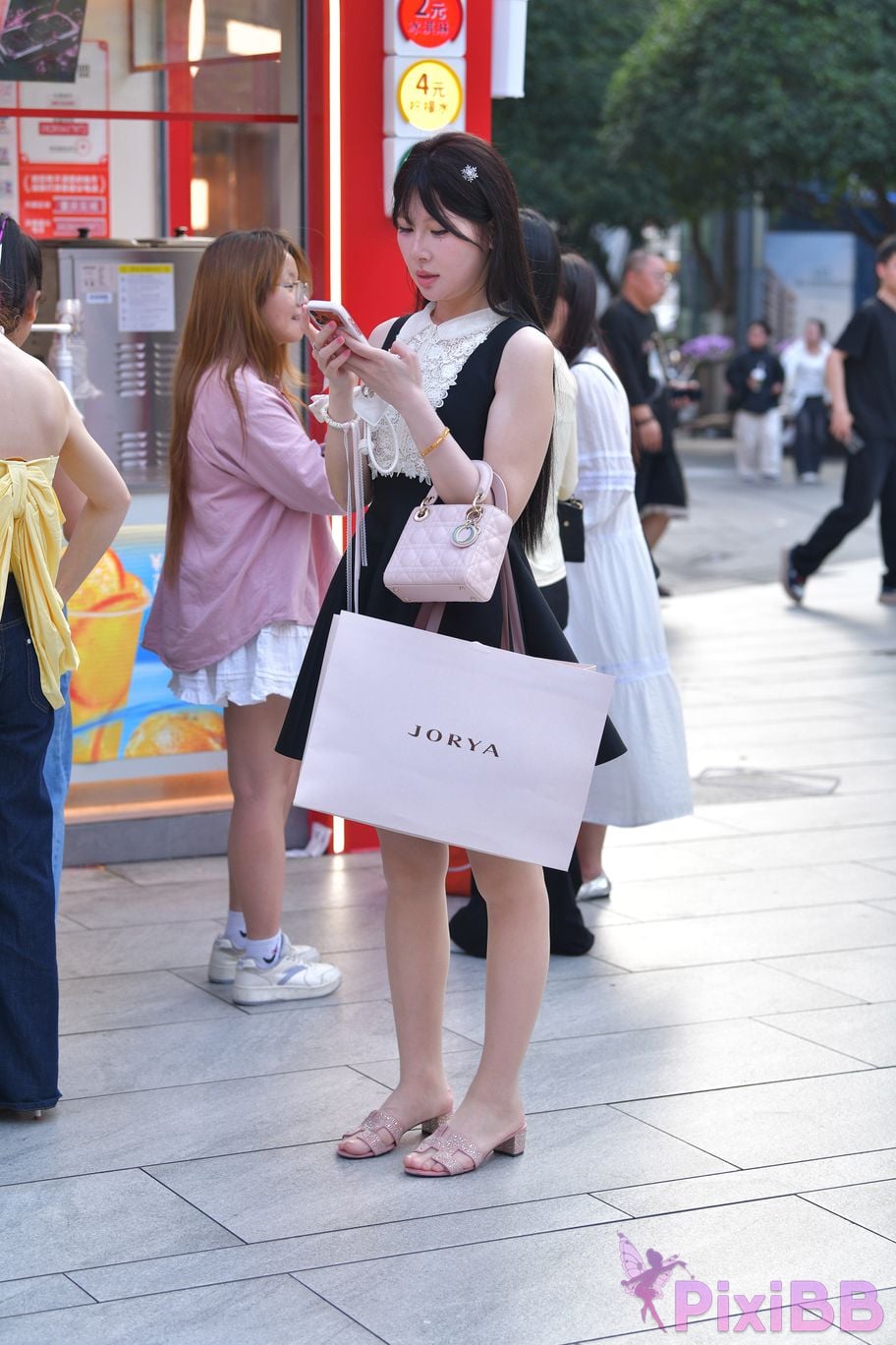 Featured Street Photography Works No.5994 Ultra thin silk slippers black dress PixiBB.COM 034