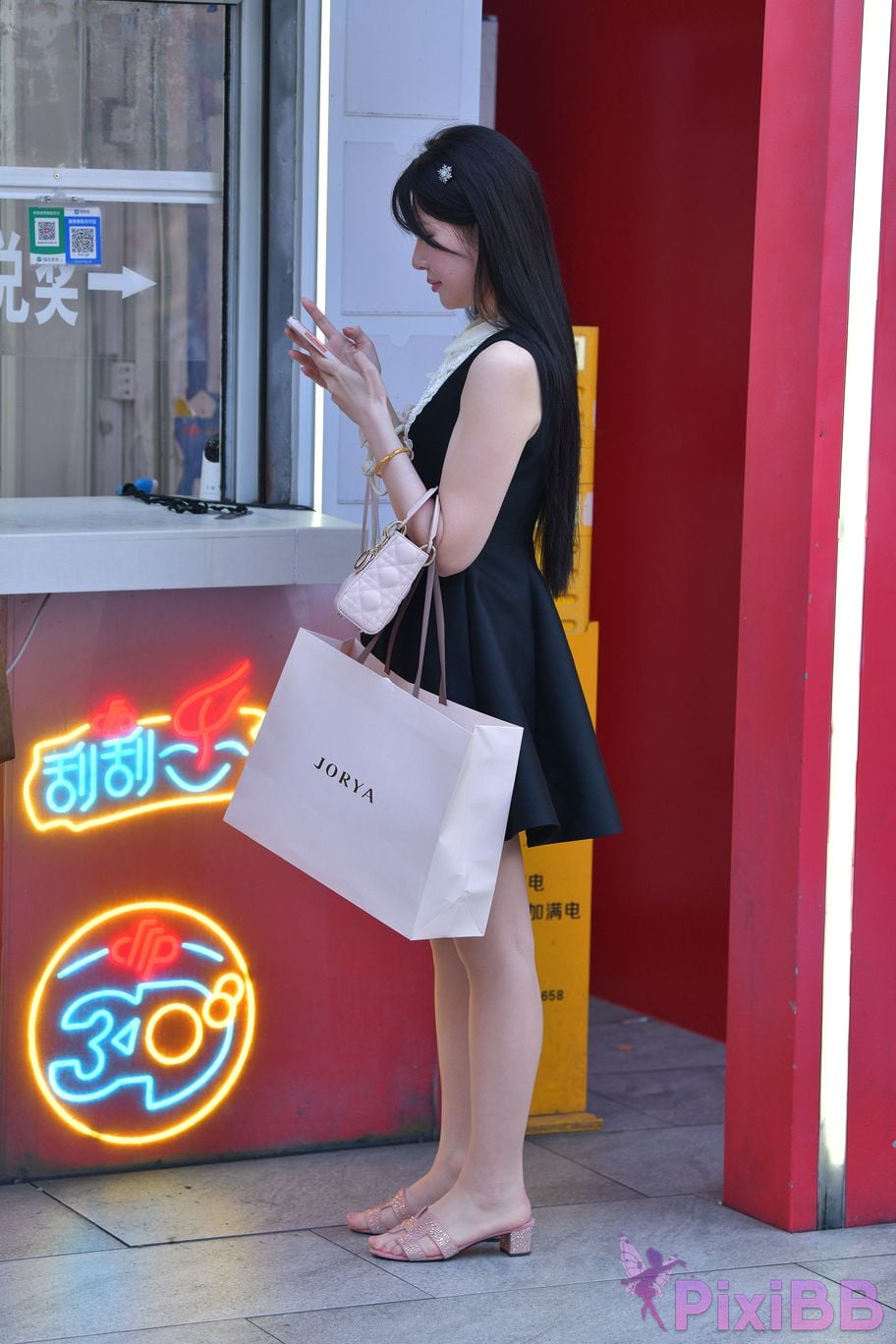 Featured Street Photography Works No.5994 Ultra thin silk slippers black dress PixiBB.COM 067