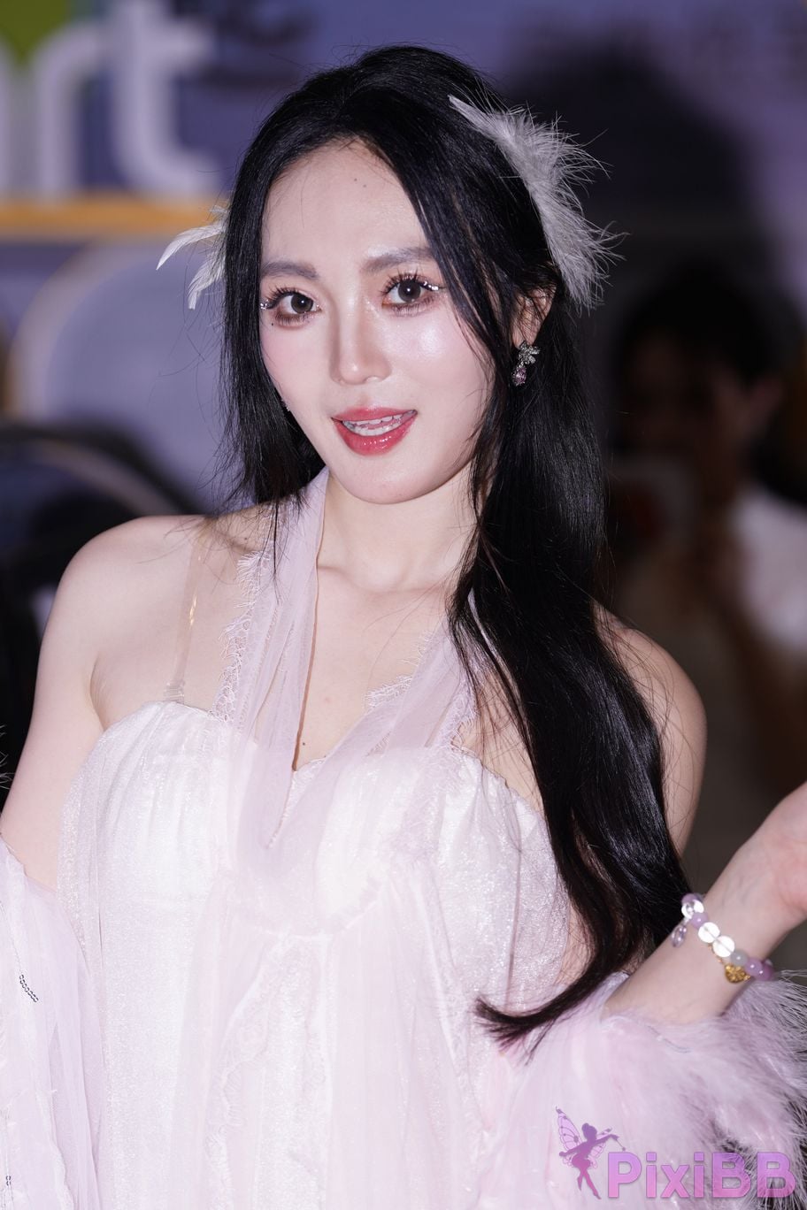 Featured Street Photography Works No.6000 goddess in white dress YU Bai PixiBB.COM 241
